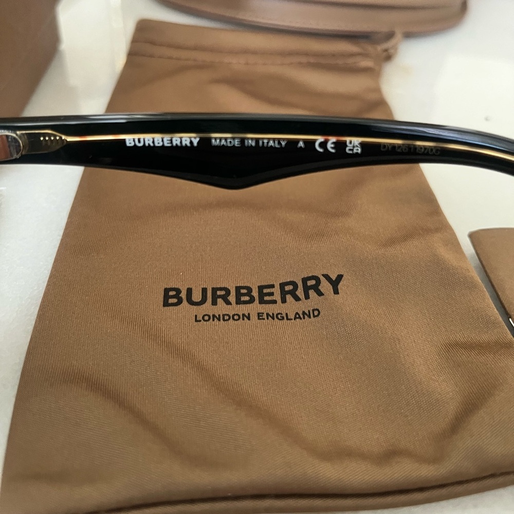 Burberry sunglasses - Picture 13 of 13